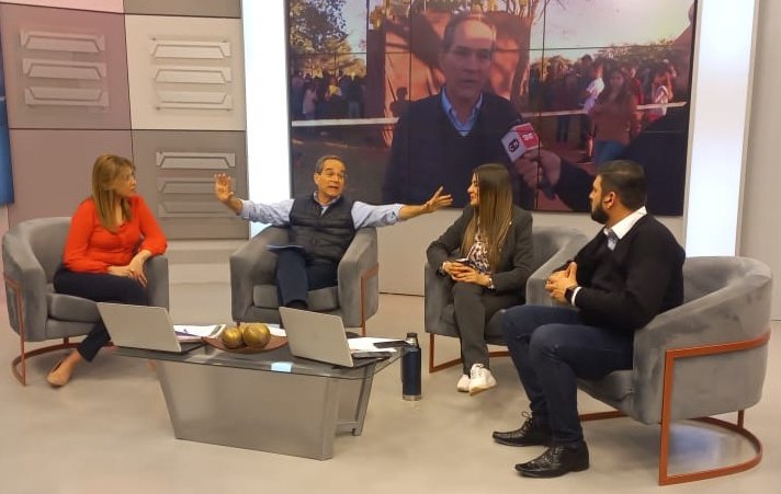 martinburt's tweet photo. Con @luzborjapy arrancamos la semana visitando @C9NParaguay, compartimos con @amaliacutillo85 y @mmmongelos sobre nuestras propuestas para que las familias paraguayas salgan adelante. 

¡Muchas gracias por la invitación!
¿Qué les pareció? https://t.co/tY8vOM3Xzs