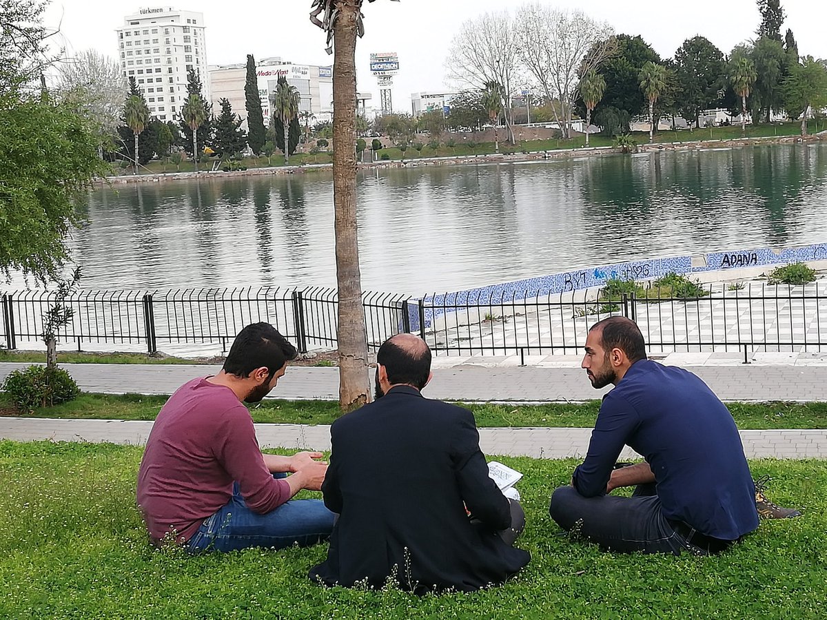 tahademir01's tweet photo. 1) Tevhid akidesi inanç/hayat perspektifinde Allah'tan insanlığa bir davettir. Bu davete uyanların, beşeriyeti Allah'ın tek ilah ve rab oluşuna davet etmek en büyük vazifesidir.

Peygamberimiz çadırlara girdi, ashabı diyar diyar gezdi, alimler de evlerde, kıraathanelerde anlattı. https://t.co/qAIdPBiV2N