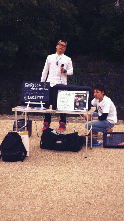 emo_d88's tweet photo. 昨日はモグラと夕陽のイベントにて

君に会いに行く
雨の日も風の日
大人になったって
側にいる
何気ない日々
輝く明日へ
mikata

久しぶりに歌いました！
その他にもカバー曲歌ったり楽しい1日でした！
やっぱりロンちゃんのギターは安心します☺️

写真撮るの忘れて平岡との懐かしい写真を添えます👏 https://t.co/7uukKn7DBj