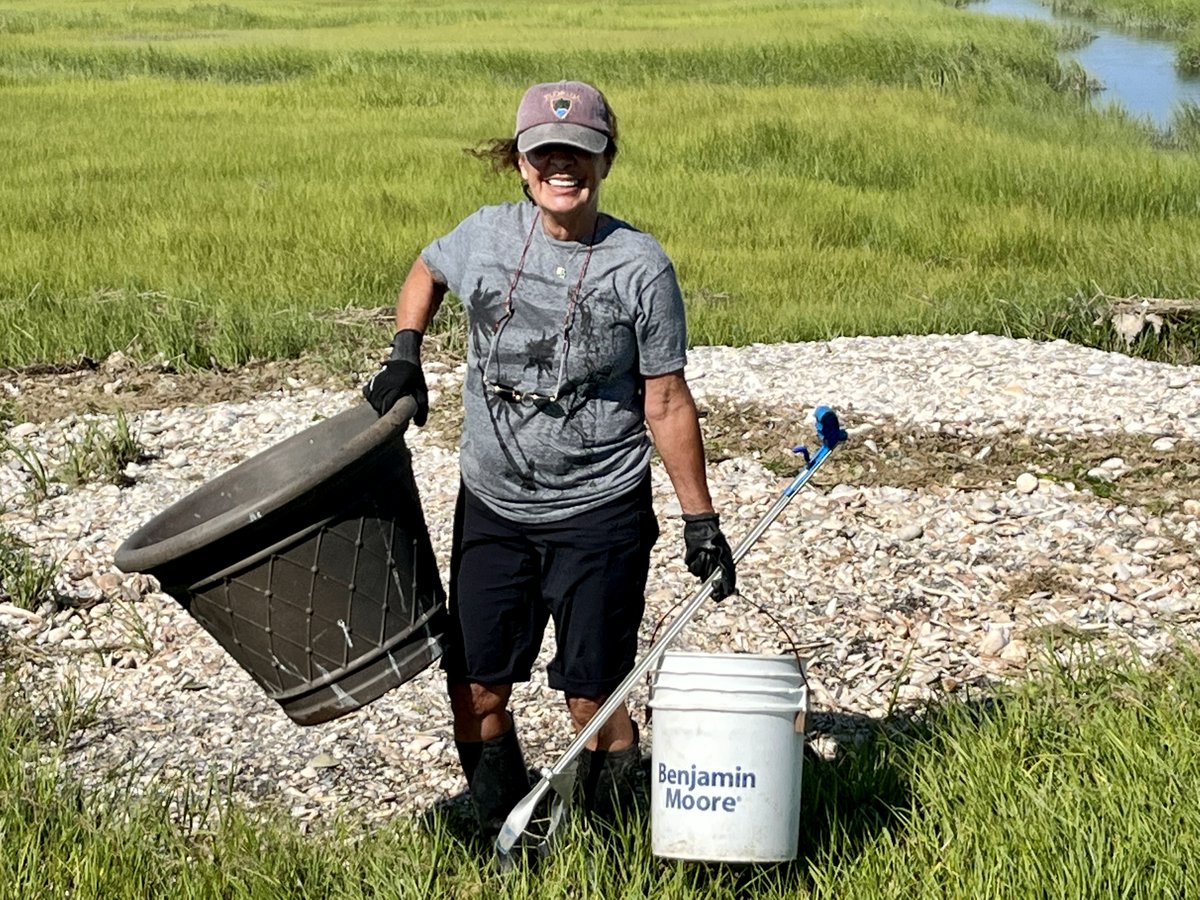 OperationSPLASH's tweet image. Sometimes paying it forward for the environment comes with its rewards - for Beverly, it was this flower pot after a hard day's work! 

🛥️ : Captain Mike's Freeport Monday Crew