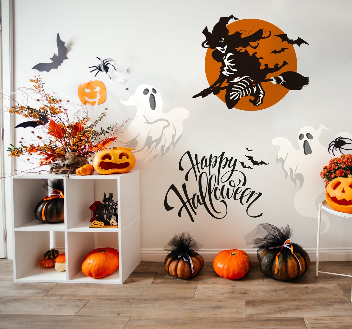 Tenstickers_PT's tweet photo. O outono chegou e com ele uma das festividades mais famosas do mundo, o #Halloween! Decore a tua casa ou negócio com os nossos produtos e surpreenda a todos 👻🕷🕸

Usa as referências para encontrar os produtos no nosso site:

A9416  
A13195
A16508

#october #decor https://t.co/vFS2LwBfIH