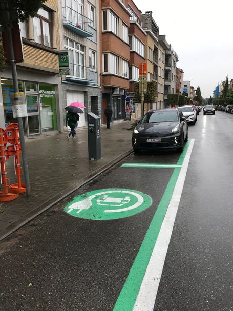 Dimitri S. 🚧 (@dimitristrobbe) on Twitter photo 🔋🔌 We have reached a new milestone! In collaboration with #Maintain, <a href="/TotalEnergiesBE/">TotalEnergies Belgium</a> installed and operate now more than 800 charge points in #Brussels. Started this project from scratch with <a href="/SmetPascal/">Pascal Smet</a> and @FlorisTack a few years ago. Proud to see this result. 🔋🔌 We have reached a new milestone! In collaboration with #Maintain, <a href="/TotalEnergiesBE/">TotalEnergies Belgium</a> installed and operate now more than 800 charge points in #Brussels. Started this project from scratch with <a href="/SmetPascal/">Pascal Smet</a> and @FlorisTack a few years ago. Proud to see this result.