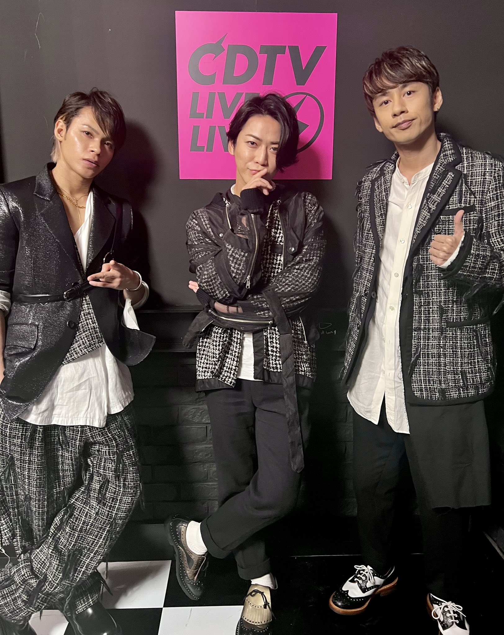 FetgL_zaAAAkZds?format=jpg&name=large