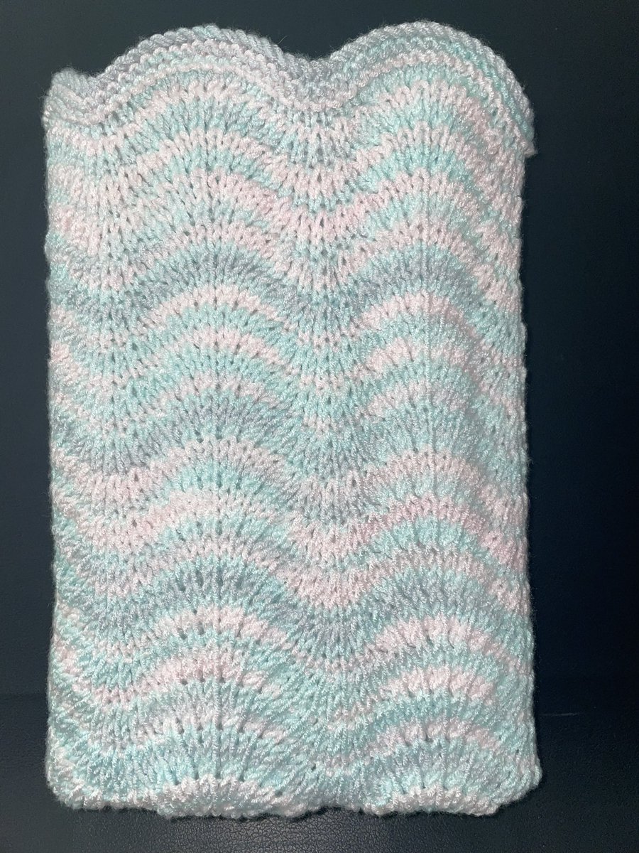 Easy Wave baby (or puppy) blanket knitting pattern available - perfect gift for the little one in your life 🧶❤️ ravelry.com/patterns/libra…