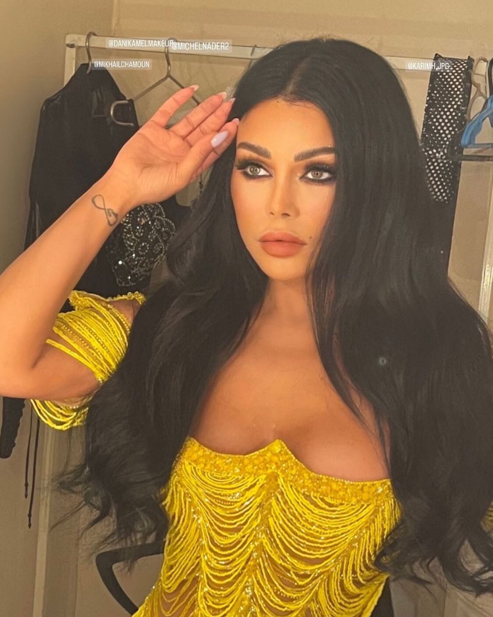 Haifaholics's tweet photo. شمسٌ اذا ما الكواكب اجتمعت
قمرٌ اذا ما الليالي اكتملت 
فاتنةٌ، حسناءُ، مليحةَ
انتِ التي غناها حليمٌ "كاملة الاوصاف" 💛👑
.
#هيفاء_وهبي #ولد @HaifaWehbe #HaifaInMrLebanon https://t.co/YHB97gid4U