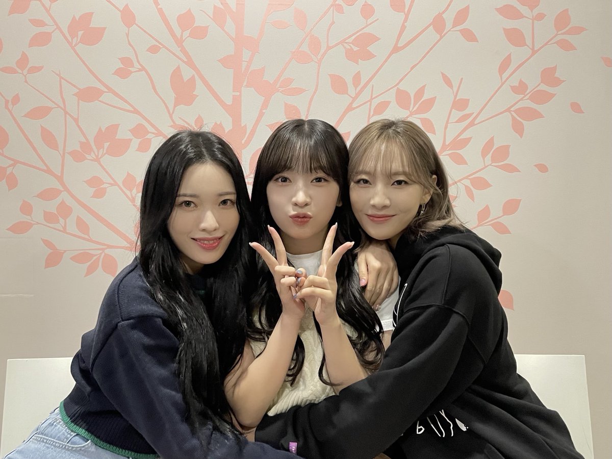 iBilllieve's tweet photo. Yes you’re looking at a family picture 🥰 https://t.co/xnaxG3Jdn3