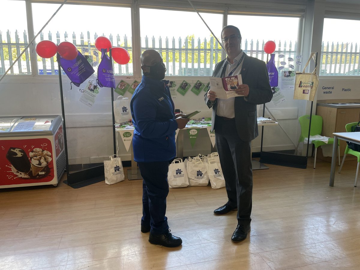 UsdawCRegion's tweet photo. Mental Health is a workplace issue. Our reps and officials at #TescoNewmarketRoad running an excellent campaign for #WorldMentalHealthDay2022 #ItsGoodToTalk #TalkToUsdaw great support from the @Tesco team with #AlexAllen and #RachelGoodwin @UsdawUnion @PaddyLillisGS https://t.co/iLgSLKoHL3