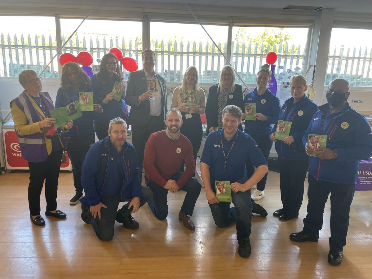UsdawCRegion's tweet photo. Mental Health is a workplace issue. Our reps and officials at #TescoNewmarketRoad running an excellent campaign for #WorldMentalHealthDay2022 #ItsGoodToTalk #TalkToUsdaw great support from the @Tesco team with #AlexAllen and #RachelGoodwin @UsdawUnion @PaddyLillisGS https://t.co/iLgSLKoHL3