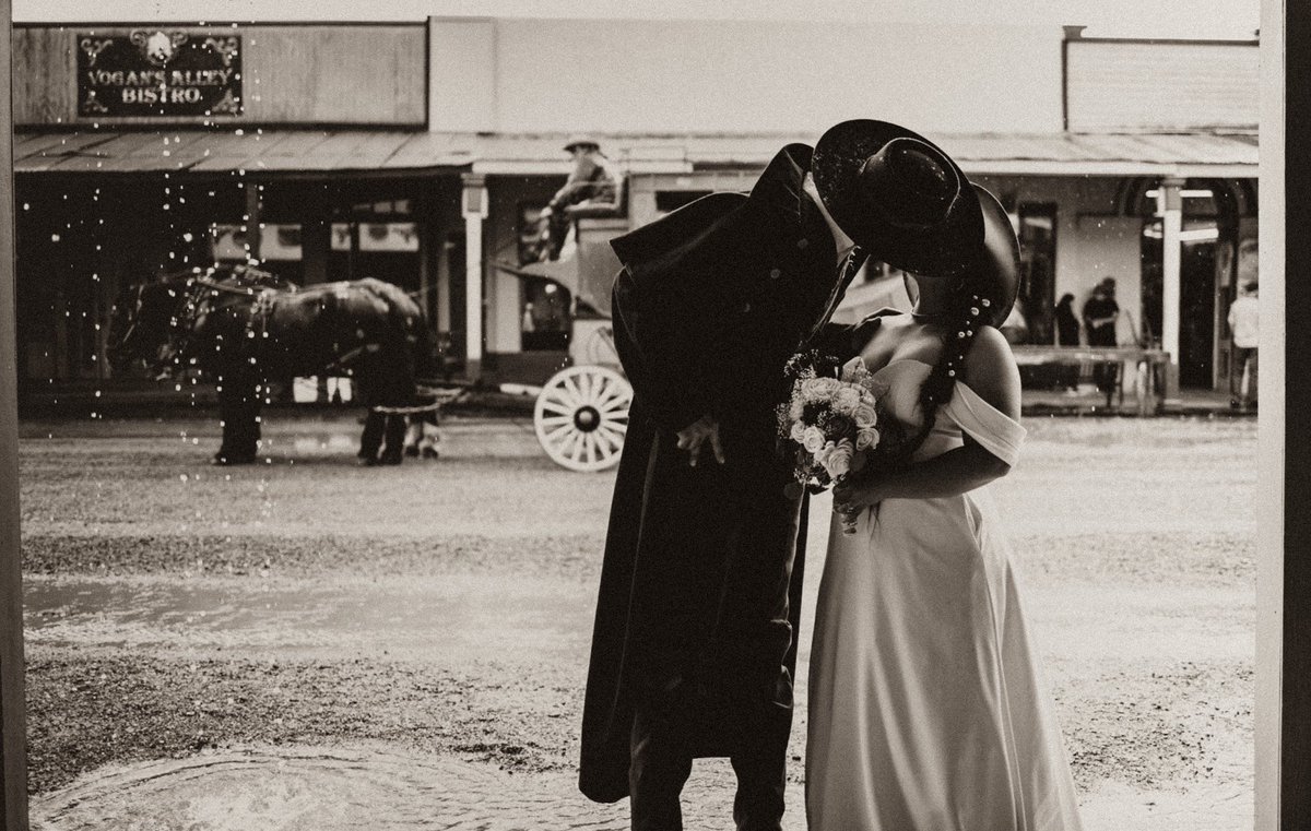 RaquelWeatherl1's tweet photo. These two had a themed wedding… in the rain… in Tombstone, AZ… I will be posting these forever. https://t.co/Cl78qJLmY8