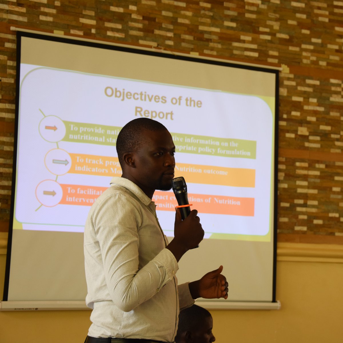 Moses Mbuusi, a statistician from the @StatisticsUg wrapped up Day One with a presentation on the Uganda Nutrition Action Plan (UNAP) and commonly used terms in Nutrition @NipnOpm #NutritionSituationUG @OPMUganda @ultimate_UMC @gbusinge @philebadagawa @tumwineedward @pascaldom94