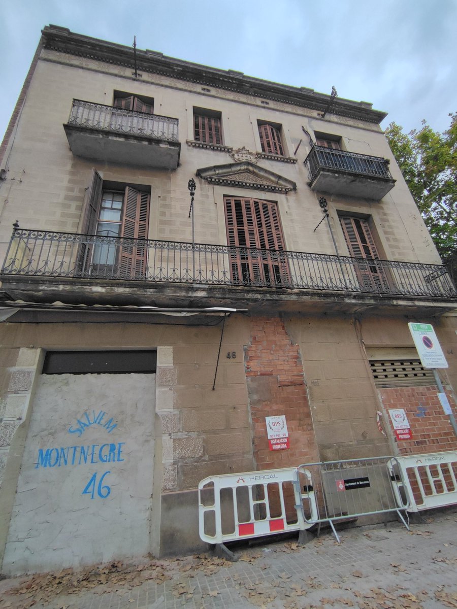 somcampdelacreu's tweet photo. S'han endut el Cap de Boc, però no permetrem que @bcn_ajuntament enderroqui casa seva. Salvem Montnegre 46!
#SalvemelCampdelaCreu https://t.co/ssSYulJ1XG