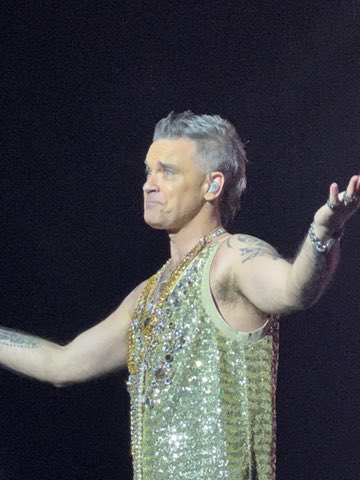 JuneStiles's tweet photo. @poppapete299 Am amazing show ! He continues to knock it out of the park with each tour. Worth the 12 hour wait in line . He seemed so happy up there ❤️We love growing old with @robbiewilliams 😍🥰😍 https://t.co/EAVt7OclQ2