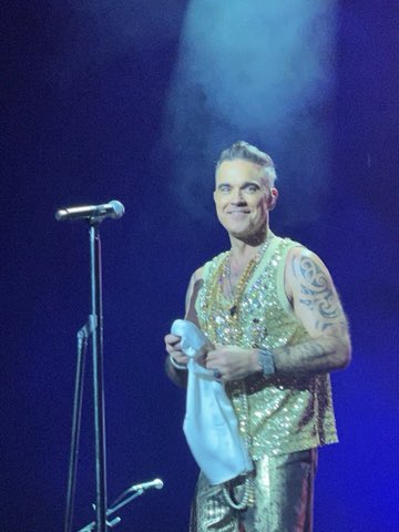 JuneStiles's tweet photo. @poppapete299 Am amazing show ! He continues to knock it out of the park with each tour. Worth the 12 hour wait in line . He seemed so happy up there ❤️We love growing old with @robbiewilliams 😍🥰😍 https://t.co/EAVt7OclQ2