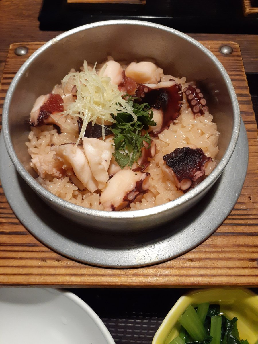 Kirala_jp's tweet photo. 腹ばいOさんが、お誕生日ランチをご馳走してくれました🙏💕
蛸の釜めし～🐙🍚
サーモン色に染まったお米と大葉の彩が美しい❤️❤️❤️

はぁ、Oさんったら、なんていい人なのかしら…！
美味しいゴハン食べさせてくれる人に悪人いない説👍✨皆さまも身近な人で集計とってみてください🤣

#Kirala https://t.co/ulE7N9zpSd