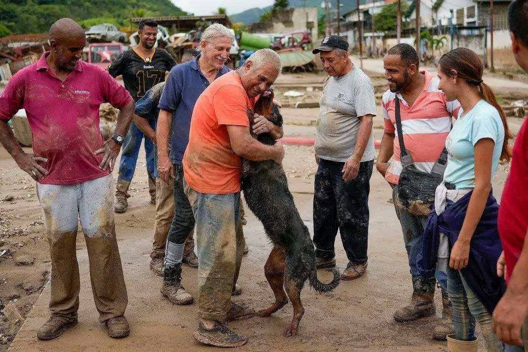 IChaborro's tweet photo. Un hombre se reencontró con su perro, quien fue rescatado por los vecinos, luego de las inundaciones provocadas por las intensas lluvias en Las Tejerías, Edo. Aragua. https://t.co/pgoIJfXQ81