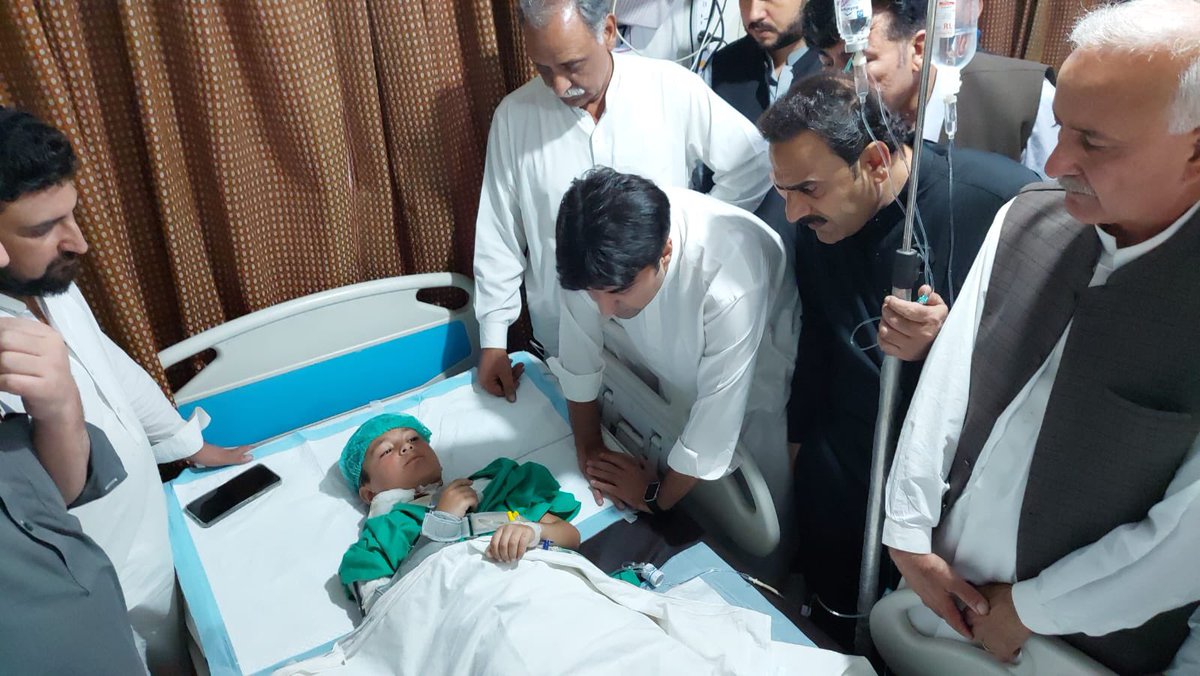 MuradSaeedPTI's tweet photo. اے-پی-ایس کےبعدہم نےعہدکیاتھاکہ مزید ہم اپنےبچوں کے جنازے نہیں اٹھائیں گے۔اپنے تو چھوڑہم دشمن کے بچوں کو بھی پڑھائیں گے۔ پھریہ کیاپالیسی شفٹ ہے کہ آج پھر ہمارے سامنےوہ لہولہان ہیں اور ہم کبوتر کیطرح آنکھیں موندے بیٹھے ہیں؟ یا پھر ہم شریکِ جرم ہیں؟ https://t.co/bPrpGNfjeT