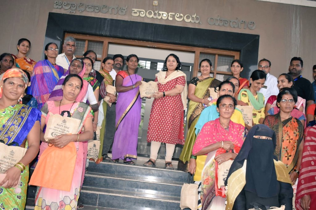 WorkersBoard's tweet photo. ಯಾದಗಿರಿ ಜಿಲ್ಲೆಯಲ್ಲಿ ಮಂಡಳಿಯ ವತಿಯಿಂದ ನೋಂದಾಯಿತ ಮಹಿಳಾ ಕಟ್ಟಡ ಕಾರ್ಮಿಕರಿಗೆ ಪೌಷ್ಠಿಕಾಂಶ ಆಹಾರದ ಕಿಟ್ ಗಳನ್ನು ಜಿಲ್ಲಾಧಿಕಾರಿಗಳಾದ ಶ್ರೀಮತಿ ಆರ್ ಸ್ನೇಹಲ್ ಅವರು ವಿತರಿಸಿದರು.
ಈ ಸಂದರ್ಭದಲ್ಲಿ ಜಿಲ್ಲಾ ಕಾರ್ಮಿಕ ಅಧಿಕಾರಿಗಳು ಉಪಸ್ಥಿತರಿದ್ದರು.
#ಶ್ರಮಮೇವ_ಜಯತೇ #KBOCWWB
#NutritiousFoodKit #KitDistribution #Yadgiri https://t.co/8gOZ8swfam