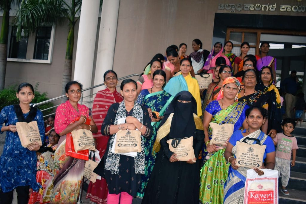 WorkersBoard's tweet photo. ಯಾದಗಿರಿ ಜಿಲ್ಲೆಯಲ್ಲಿ ಮಂಡಳಿಯ ವತಿಯಿಂದ ನೋಂದಾಯಿತ ಮಹಿಳಾ ಕಟ್ಟಡ ಕಾರ್ಮಿಕರಿಗೆ ಪೌಷ್ಠಿಕಾಂಶ ಆಹಾರದ ಕಿಟ್ ಗಳನ್ನು ಜಿಲ್ಲಾಧಿಕಾರಿಗಳಾದ ಶ್ರೀಮತಿ ಆರ್ ಸ್ನೇಹಲ್ ಅವರು ವಿತರಿಸಿದರು.
ಈ ಸಂದರ್ಭದಲ್ಲಿ ಜಿಲ್ಲಾ ಕಾರ್ಮಿಕ ಅಧಿಕಾರಿಗಳು ಉಪಸ್ಥಿತರಿದ್ದರು.
#ಶ್ರಮಮೇವ_ಜಯತೇ #KBOCWWB
#NutritiousFoodKit #KitDistribution #Yadgiri https://t.co/8gOZ8swfam