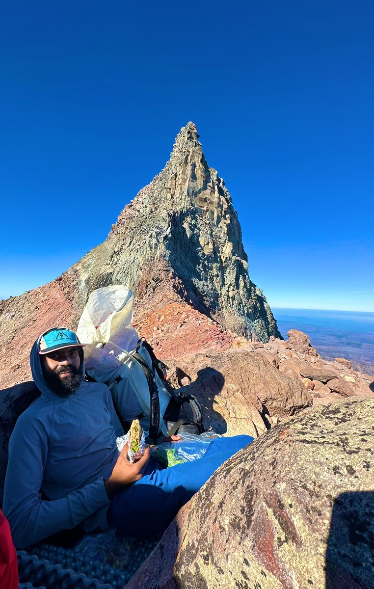 CatchmeAnuRag's tweet photo. Mount Jefferson has treated us well. Perfect lunch views at 10k ft. Amazing sunset&sunrise from the Bivy(sleeping) spot right below the summit! #NeverStopExploring #EveryoneOutside #DiversifyOutside https://t.co/H96pm79NGq