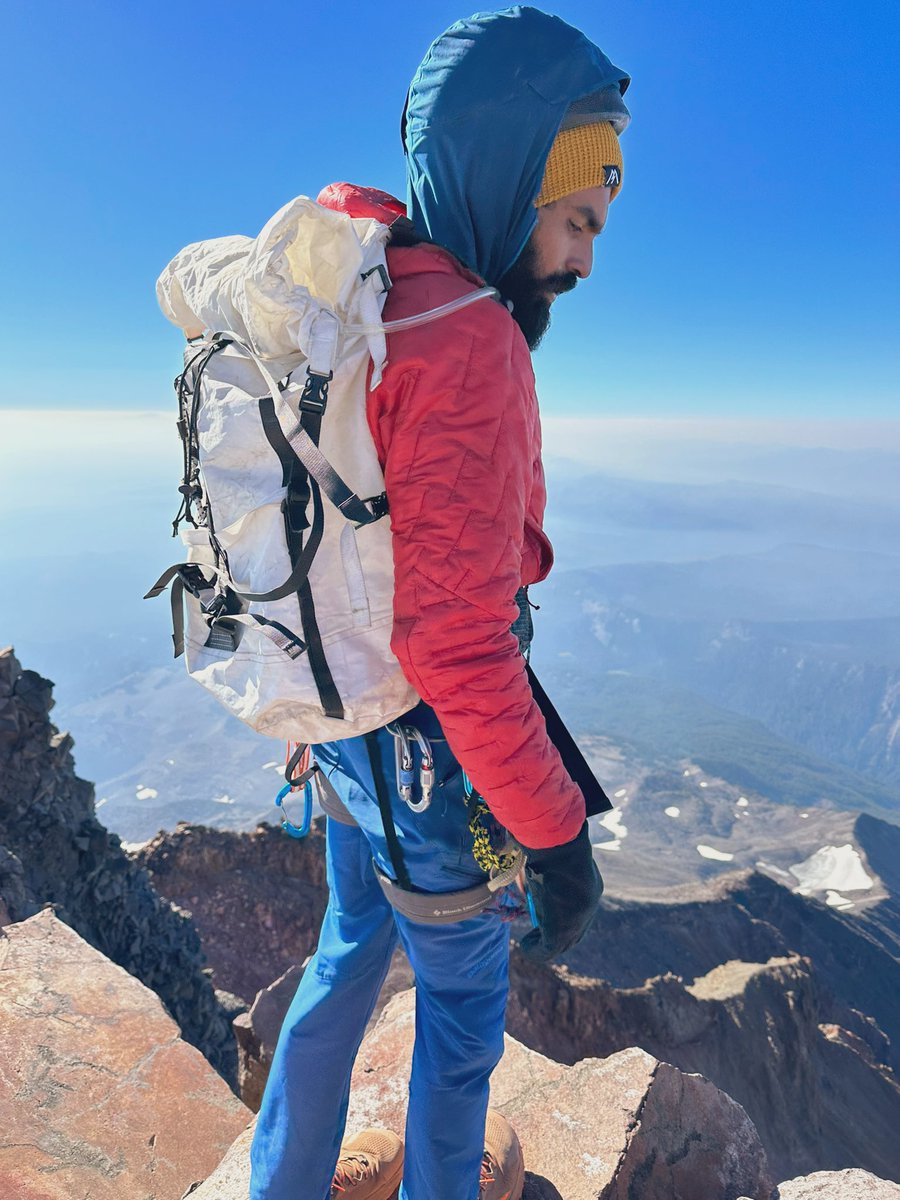 CatchmeAnuRag's tweet photo. Mount Jefferson has treated us well. Perfect lunch views at 10k ft. Amazing sunset&sunrise from the Bivy(sleeping) spot right below the summit! #NeverStopExploring #EveryoneOutside #DiversifyOutside https://t.co/H96pm79NGq