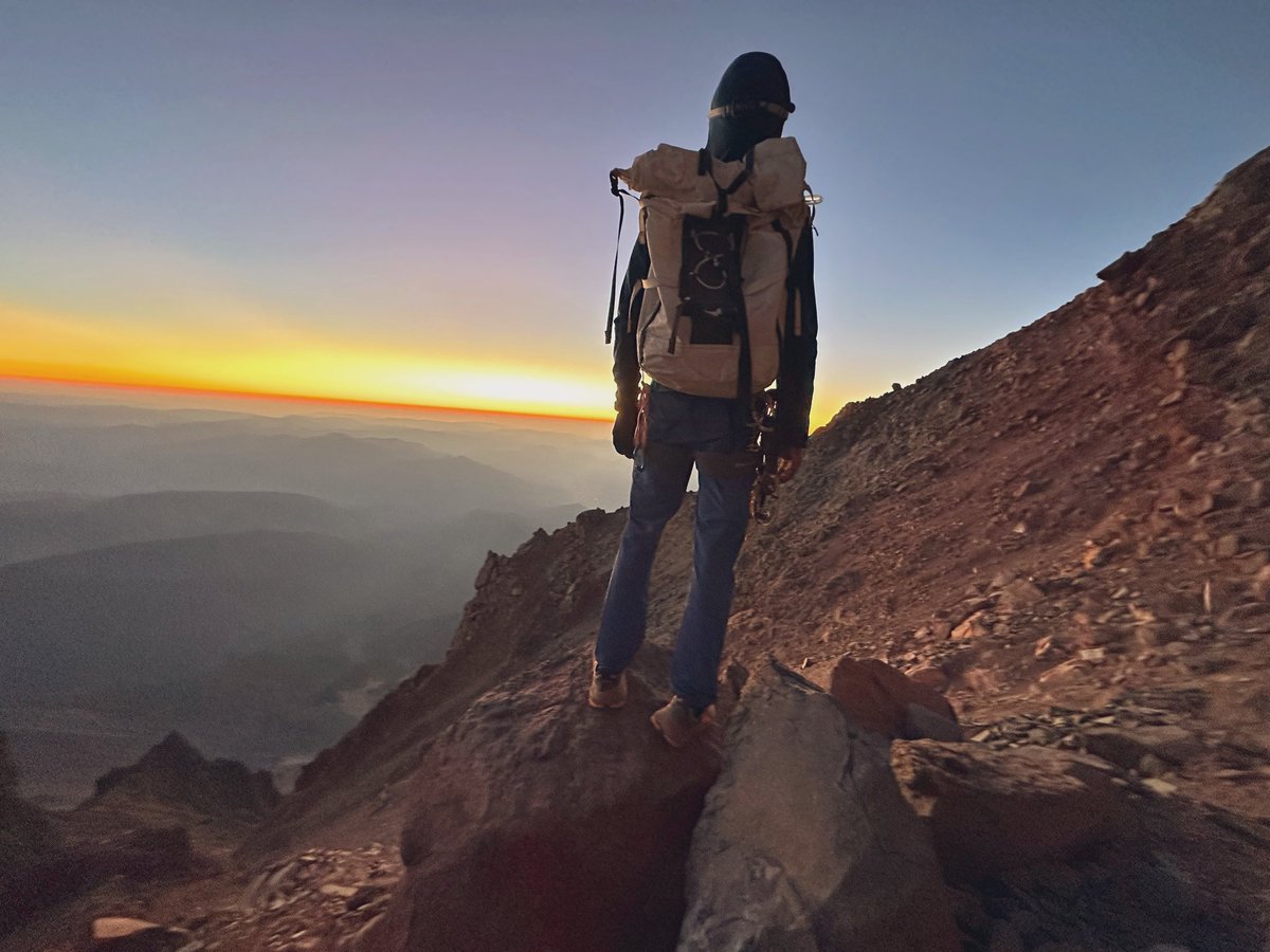 CatchmeAnuRag's tweet photo. Mount Jefferson has treated us well. Perfect lunch views at 10k ft. Amazing sunset&sunrise from the Bivy(sleeping) spot right below the summit! #NeverStopExploring #EveryoneOutside #DiversifyOutside https://t.co/H96pm79NGq