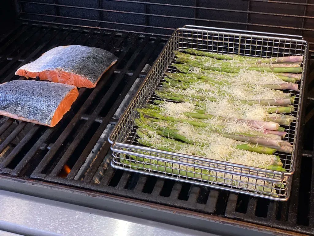 Salivating over this fast, easy, healthy school-night (or any night!) meal - minimal fuss but maximum taste.

#basquettescook #veggiesongrill #grillbasket  #grilling