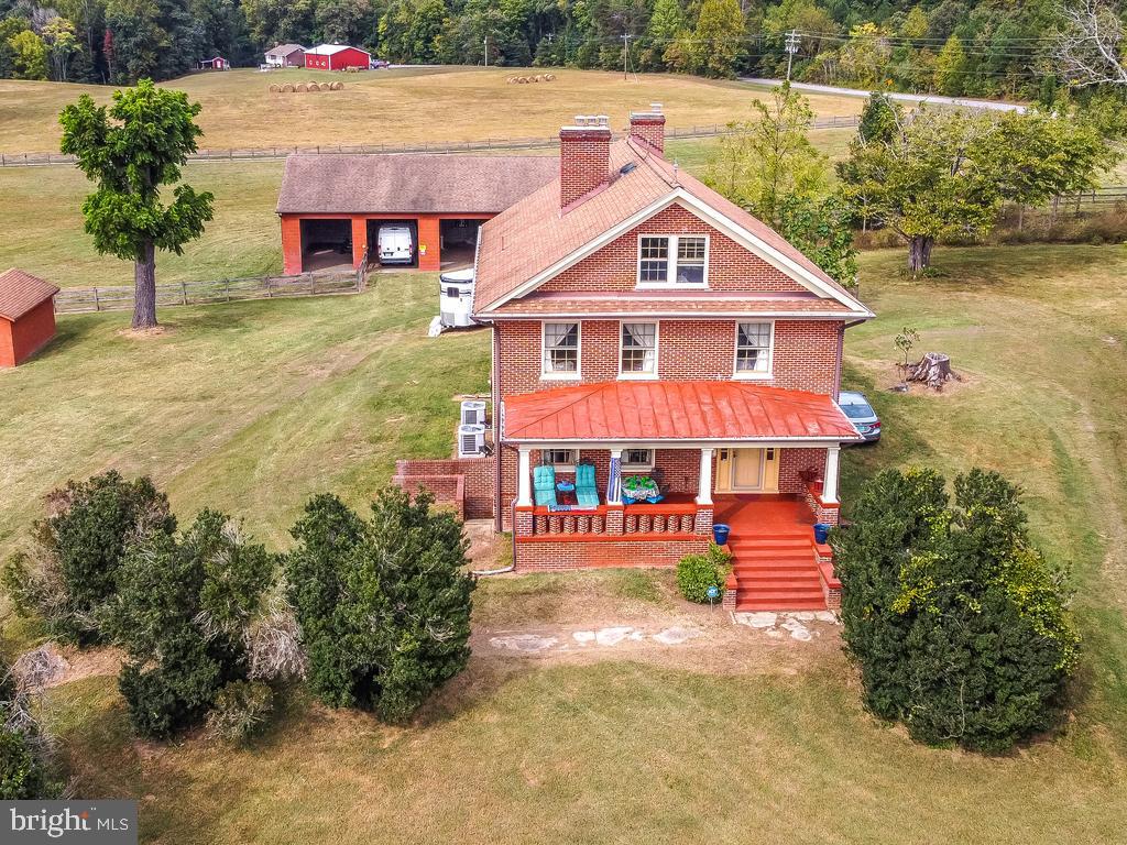 CBElite's tweet photo. #OntheMarketMonday features 10231 Wallers Rd; this 10 acre farmette is situated along the NorthEast Creek. This expansive all-brick home was lovingly restored, keeping the original character and integrity in mind. ππ€©
https://t.co/hJwvkc0aa8
#OTMM #cbe #partlowva https://t.co/YUP8dhy9D4
