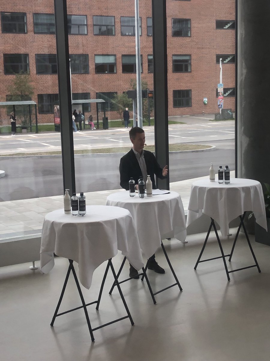 Elsebeth_Gerner's tweet photo. ⁦#ministerforfremtiden ⁦@Jesper_Pet⁩ på uddanelsespol møde i Kolding: Flere engelsksprogede erhverskandidatuddannelser er et af ⁦@regeringDK⁩ s bud på et nyt uddannelseslandskab. Godt for de mindre campusser. Og for erhverslivet. ⁦#dkpol https://t.co/VFML3G5gEU