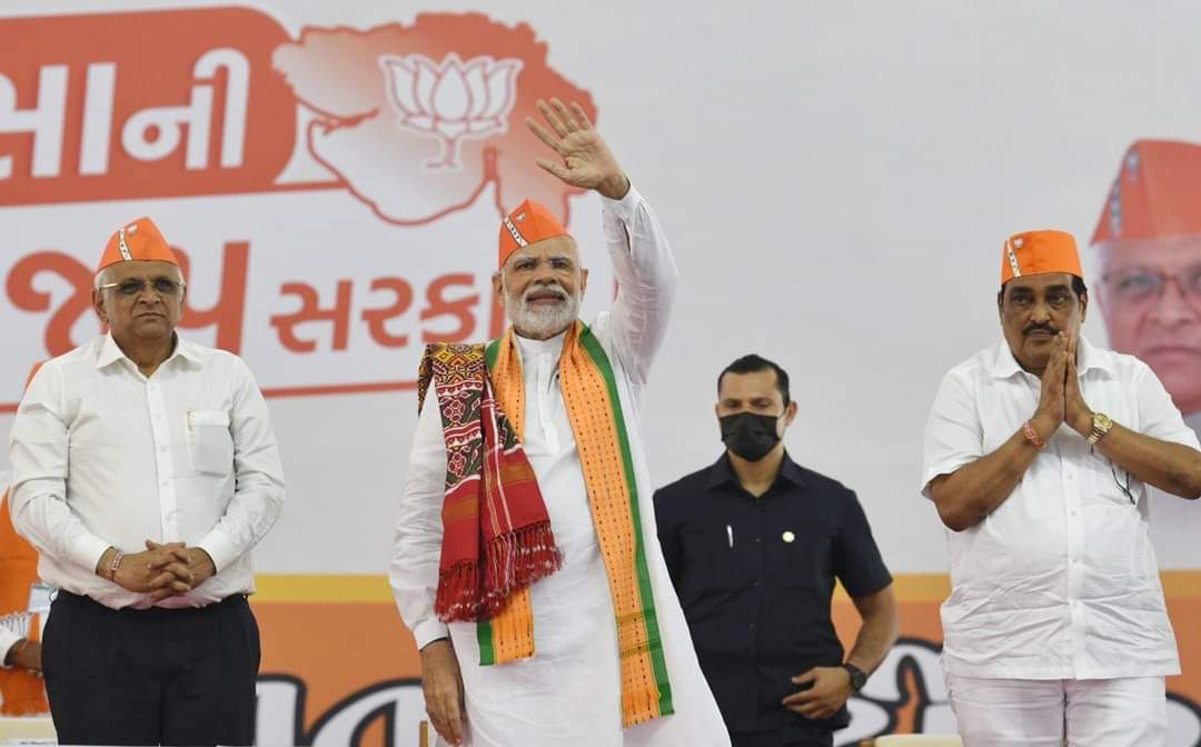 Miteshbhaibjp's tweet photo. આદરણીય શ્રી સરદાર વલ્લભભાઇ પટેલ અને શ્રી ભાઈકાકાની કર્મભુમી વિદ્યાનગર ખાતેથી "જન વિશ્વાસ સંમેલન" માં વિશાળ જનમેદની વચ્ચે આદરણીય વડાપ્રધાન શ્રી @narendramodi સાહેબ ઉપસ્થિત રહી જનતાને વિકાસ લક્ષી સંબોધન રૂપી મન મૂકીને વરસ���યા સાથે મુખ્યમંત્રી આદરણીય શ્રી @Bhupendrapbjp સાહેબ https://t.co/xul3ZE5uqU