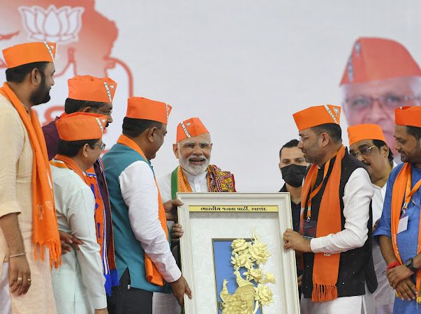 Miteshbhaibjp's tweet photo. આદરણીય શ્રી સરદાર વલ્લભભાઇ પટેલ અને શ્રી ભાઈકાકાની કર્મભુમી વિદ્યાનગર ખાતેથી "જન વિશ્વાસ સંમેલન" માં વિશાળ જનમેદની વચ્ચે આદરણીય વડાપ્રધાન શ્રી @narendramodi સાહેબ ઉપસ્થિત રહી જનતાને વિકાસ લક્ષી સંબોધન રૂપી મન મૂકીને વરસ���યા સાથે મુખ્યમંત્રી આદરણીય શ્રી @Bhupendrapbjp સાહેબ https://t.co/xul3ZE5uqU