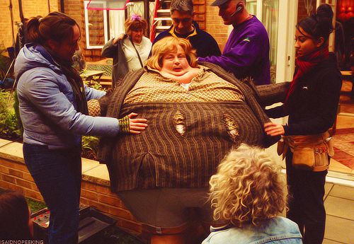 __Imladris__'s tweet photo. En Harry Potter y el Prisionero de Azkaban, la secuencia en la que tía Marge se hincha como un globo se hizo de forma práctica a través de trajes y prótesis hinchables. Los técnicos de maquillaje y vestuario tardaban más de 5 horas en ponerle cada uno de los trajes. https://t.co/FPFHzD36VH