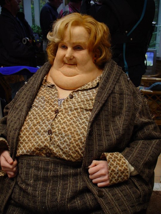 __Imladris__'s tweet photo. En Harry Potter y el Prisionero de Azkaban, la secuencia en la que tía Marge se hincha como un globo se hizo de forma práctica a través de trajes y prótesis hinchables. Los técnicos de maquillaje y vestuario tardaban más de 5 horas en ponerle cada uno de los trajes. https://t.co/FPFHzD36VH