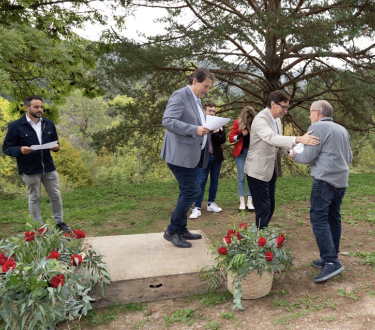 Bertaperich's tweet image. El meu pare aquets cap de setmana va rebre un reconeixament per la seva trajectòria política. I com era d’esperar va rebutjar la invitació. Per tots els que el coneixeu ja sabeu que no li van les festes, actes ni elogis públics…