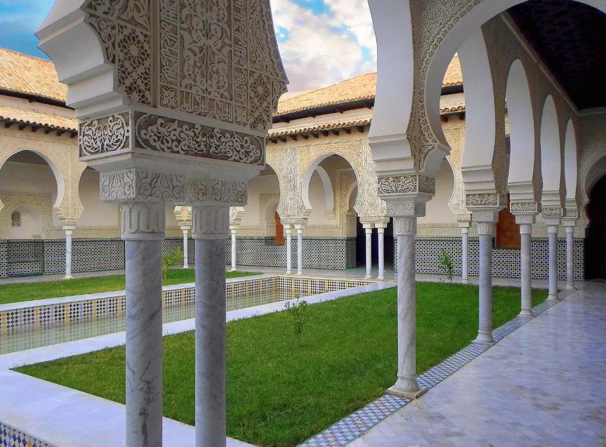 MoorishMovement's tweet photo. Le Palais du Mechouar à Tlemcen en Algérie. 

Avant/Après sa rénovation en 2010 par des artisans marocains. 🇲🇦 https://t.co/qx8OHFsDRR