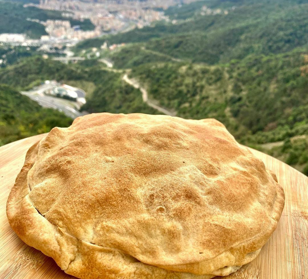 GenovaEventi's tweet photo. Avete mai assaggiato la torta de gee?

Cavallo di battaglia di sciamadde e trattorie, è piatto delizioso ricco di tradizione.

Gli ingredienti segreti sono le bietole a crudo e la prescinseua, la cagliata ligure dal sapore intenso.

📸 antica_vaccheria_green https://t.co/30xFzAdynF