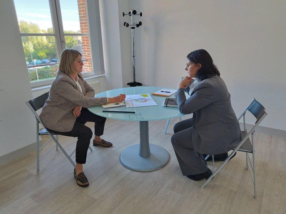 ChristineLoirRN's tweet photo. 1/3 Retour sur les déplacements du week-end. Entretien avec Mme. Noël, présidente de l’Interco Normandie Sud Eure. Les communautés de communes sont un rouage clé dans l’organisation de nos départements. Nous devons travailler tous ensemble afin d’aider nos concitoyens. 🏠 #inse27 https://t.co/HSjfjoUxSn