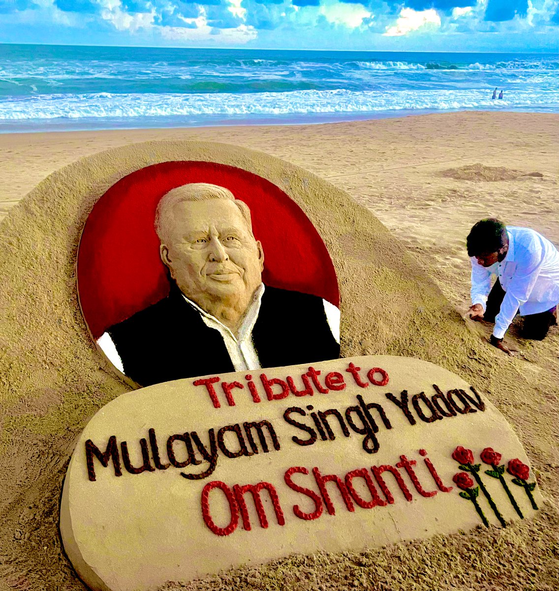 sudarsansand's tweet photo. Tribute to former UP CM #MulayamSinghYadav .Om Shanti.🙏
My SandArt at Puri beach in Odisha. https://t.co/fcU7uOGJv8