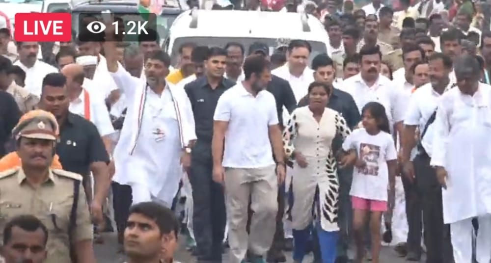 Pramodsehwaginc's tweet photo. मोहब्बत का पैगाम, दे रहा है हिंदुस्तान..

#BharatJodoYatra को अभूतपूर्व समर्थन देकर देशवासियों ने दिखा दिया है कि अब विभाजनकारी राजनीति पर प्रेम-सद्भाव की राजनीति भारी पड़ेगी।
Day 33
तुमकुर से चित्रादुर्गा कर्नाटक
@RahulGandhi 
@DeependerSHooda https://t.co/fz9U1i30jx