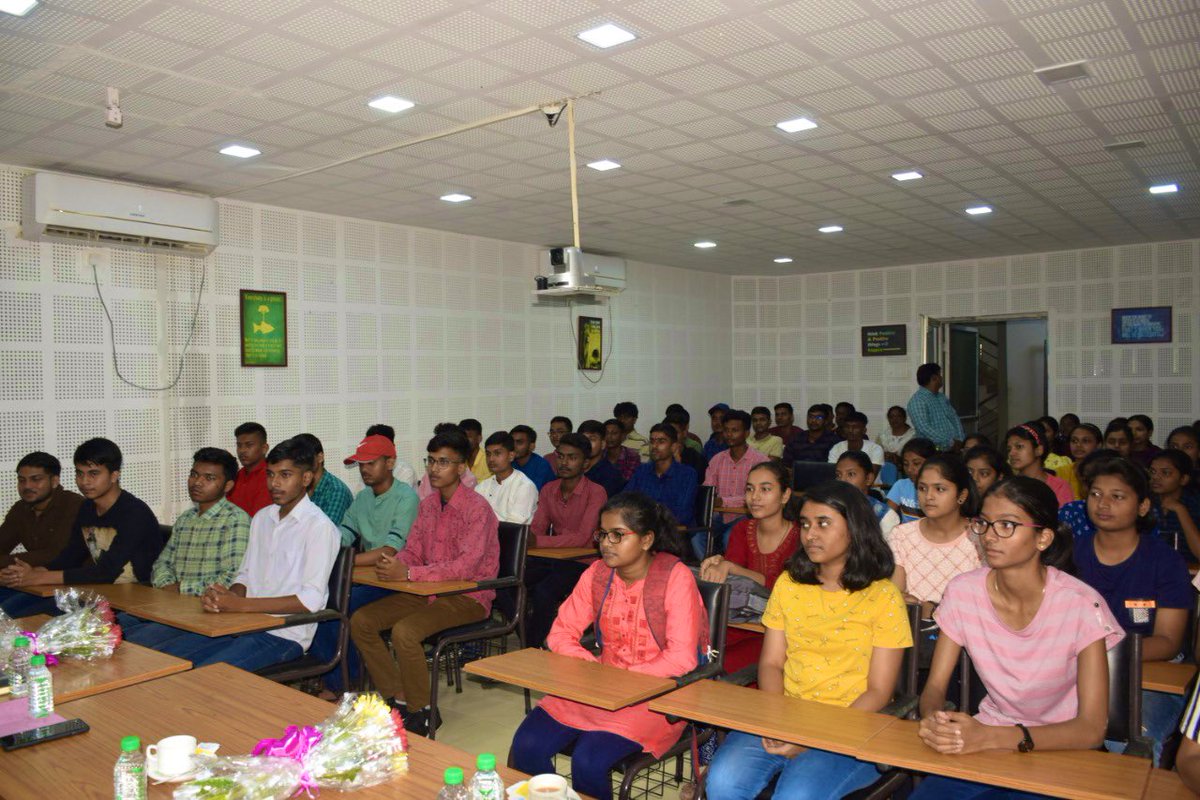 CCLRanchi's tweet photo. 40 students of new batch of #CclKeLaalLaadli inducted.
Dir(Pers) Sri H.N.Mishra graced the occasion.He interacted with the students and motivated them.He inspected the classrooms, library, hostels etc. He also interacted with the #IITian faculties and CSR team
#CclCsrInitiative https://t.co/vxlD7JGbqM