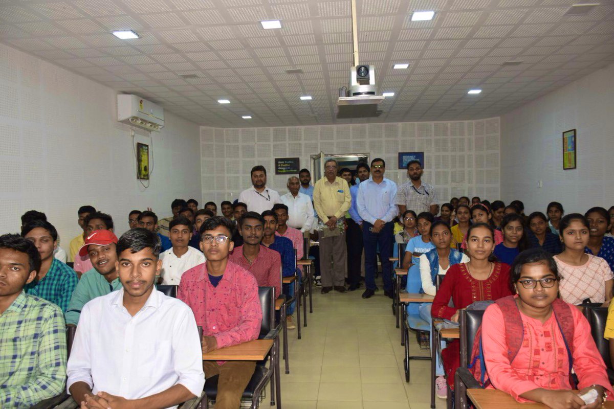 CCLRanchi's tweet photo. 40 students of new batch of #CclKeLaalLaadli inducted.
Dir(Pers) Sri H.N.Mishra graced the occasion.He interacted with the students and motivated them.He inspected the classrooms, library, hostels etc. He also interacted with the #IITian faculties and CSR team
#CclCsrInitiative https://t.co/vxlD7JGbqM