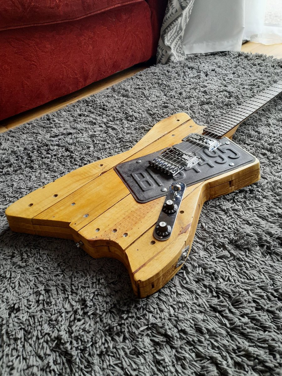 johnsaunders68's tweet photo. Reclaimed Palletwood full bodied builds. #johnsguitarprojects #homemadeguitar #palletguitar #licenseplateguitar https://t.co/yQFS1l7MSv
