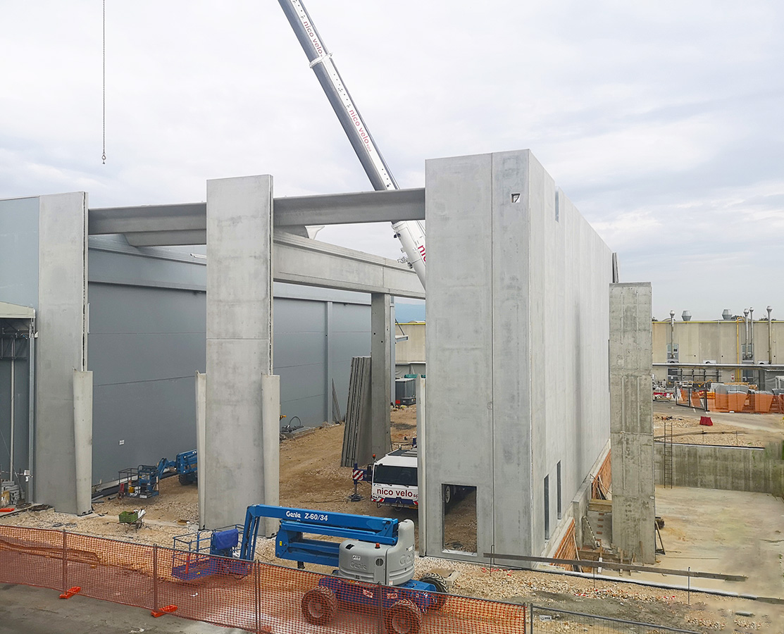 adicompspa's tweet photo. Adicomp is moving along!
Another step closer to completion: the walls of our new hall have been installed. 
New production lines will be completed towards the end of 2022.
Stay tuned for the next updates!

#buildingconstruction  #workinprogress  #newproject https://t.co/2X36clThEr
