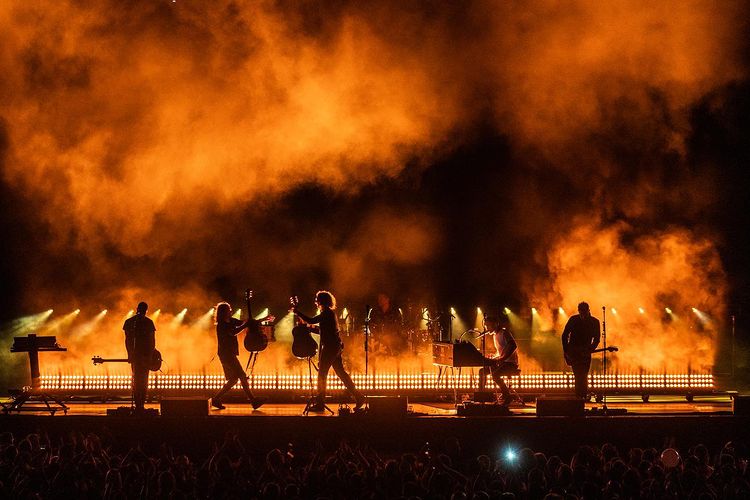 LcrLights's tweet photo. SnowPatrol Summer Festivals
🎨Production Designer: Davy Sherwin
🎥Video: Robin Haddow
⭐️PM: Robin Scott and Sam Savile
⭐TM: Neil Mather
📸 @Bradleyquinnphotos
#lights #control #rigging #TPIawards #KOI #KOIawards #eventprofs #brightnessblog #lightingrental #lightingdesign https://t.co/gM9aD8TigB