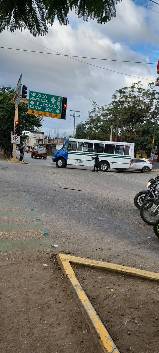 tinomv's tweet photo. Autobús parado, genera intenso tráfico en av. Ferrocarril esq hornos.
Tome sus precauciones
@RIVAC_OAX @AlertaVialOax @oaxacavial @jaimeguerrero08 https://t.co/clqOVbbccR