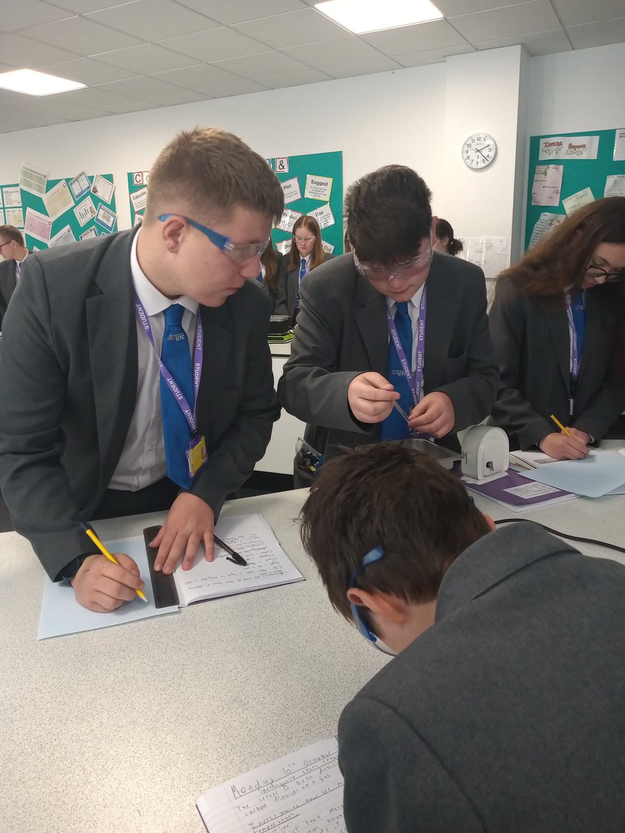 science_utc's tweet photo. Year 9 enjoyed conducting an investigation into what happens to the temperature of ice when its changing state.  Can you guess what they found out? @ScarboroughUTC https://t.co/uLQpTd6Sye