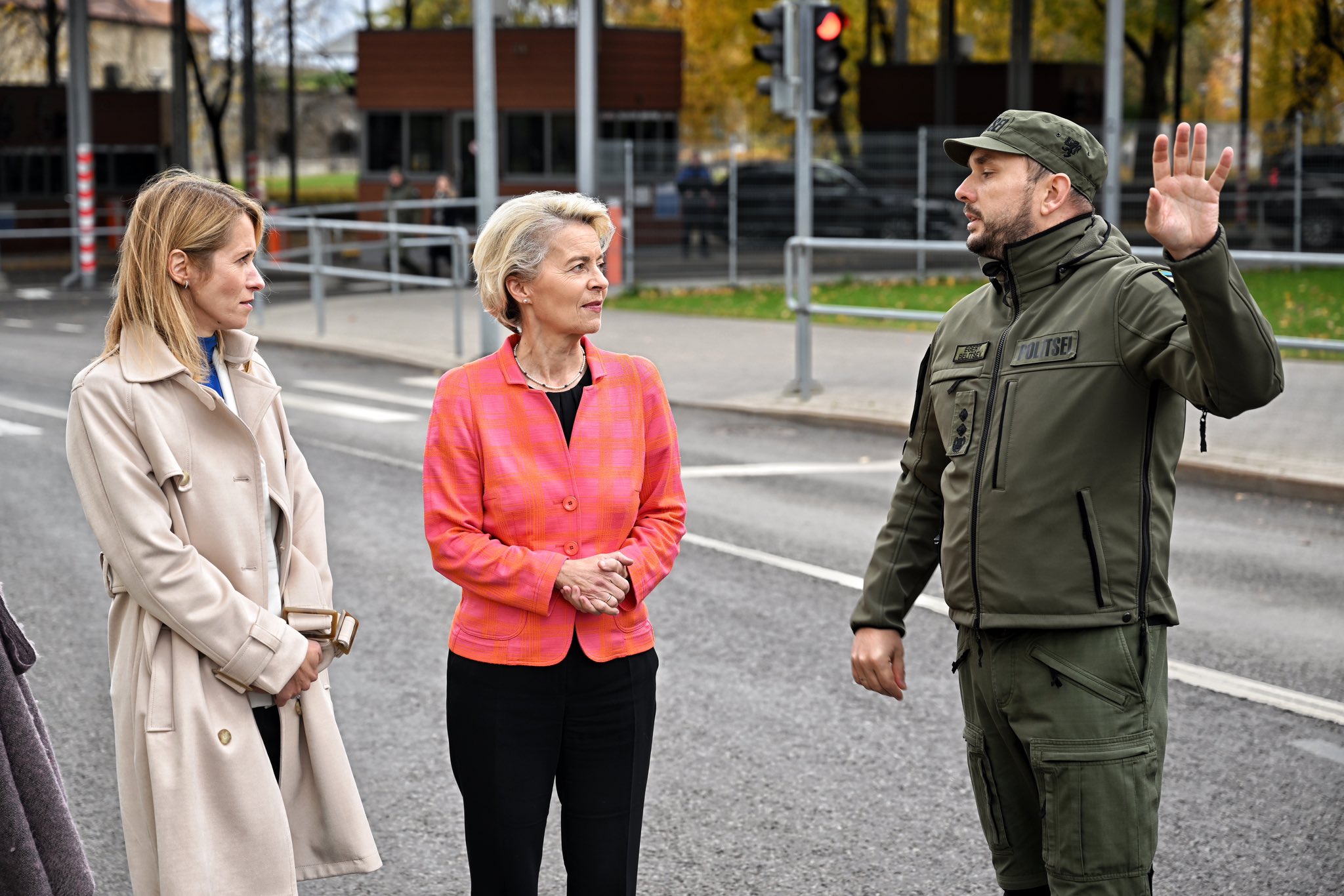 Ursula von der Leyen on Twitter "At the Narva crossingpoint bordering