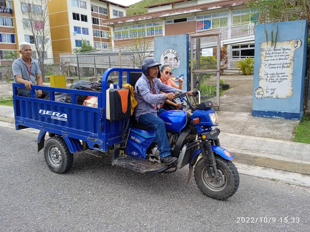 ceinlamora2's tweet photo. #Lun10Oct Estamos Activos Líder de UBCH,Comunidad, Líder de Calle, Movilización, comité multifamiliar, juntos recibiendo donaciones. #Tejerias no estas solo @NicolasMaduro @leoalvacabrera @Soykarinacarpio @ZE_Aragua @_LaAvanzadora @juancarlospsuv @MYovao120 https://t.co/OnGTWyxX89