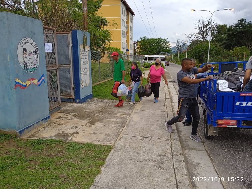 ceinlamora2's tweet photo. #Lun10Oct Estamos Activos Líder de UBCH,Comunidad, Líder de Calle, Movilización, comité multifamiliar, juntos recibiendo donaciones. #Tejerias no estas solo @NicolasMaduro @leoalvacabrera @Soykarinacarpio @ZE_Aragua @_LaAvanzadora @juancarlospsuv @MYovao120 https://t.co/OnGTWyxX89