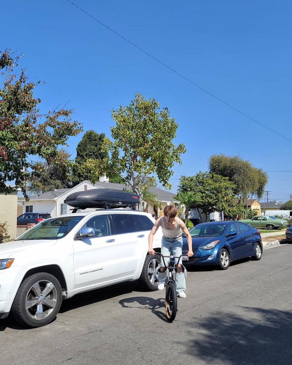 your friendly neighborhood jaehyunnie just hit the states one more time! this time he's seen wandering around with his bike. 🚲