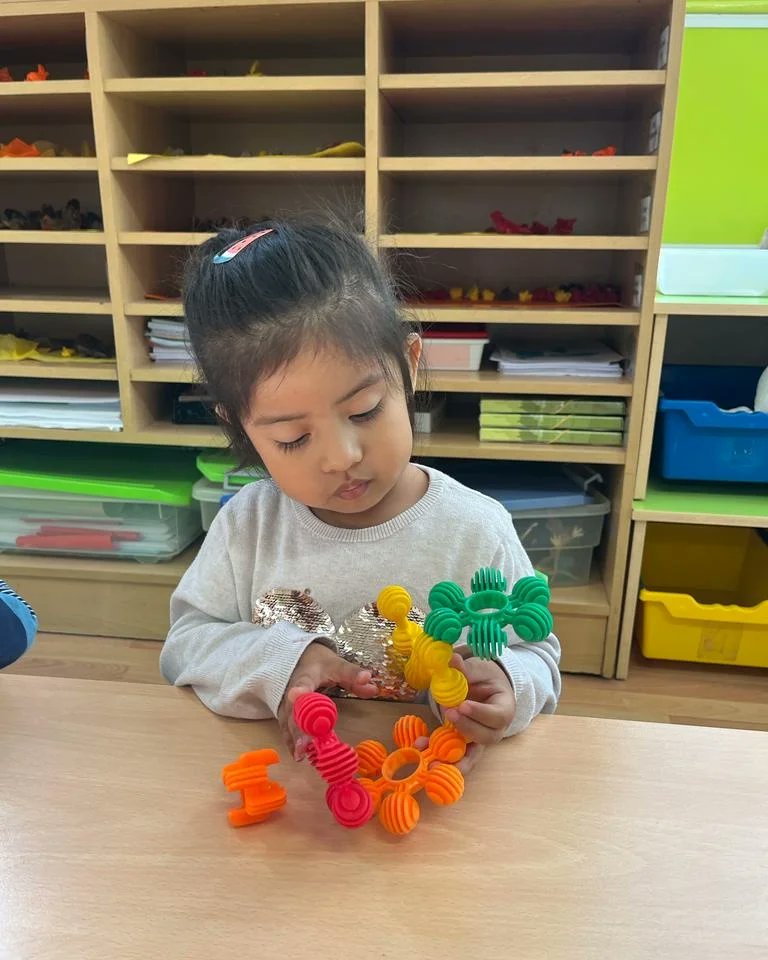 epiasabadell's tweet photo. LA IMPORTÀNCIA DEL JOC CREATIU!
Els nens i nenes de P3 fem creacions amb diferents peces que tenim al nostre abast. Construïm diferents estructures amb formes i colors diferents.
#TEMPSMIGDIAPIASABADELL https://t.co/ZCIFMBySjz